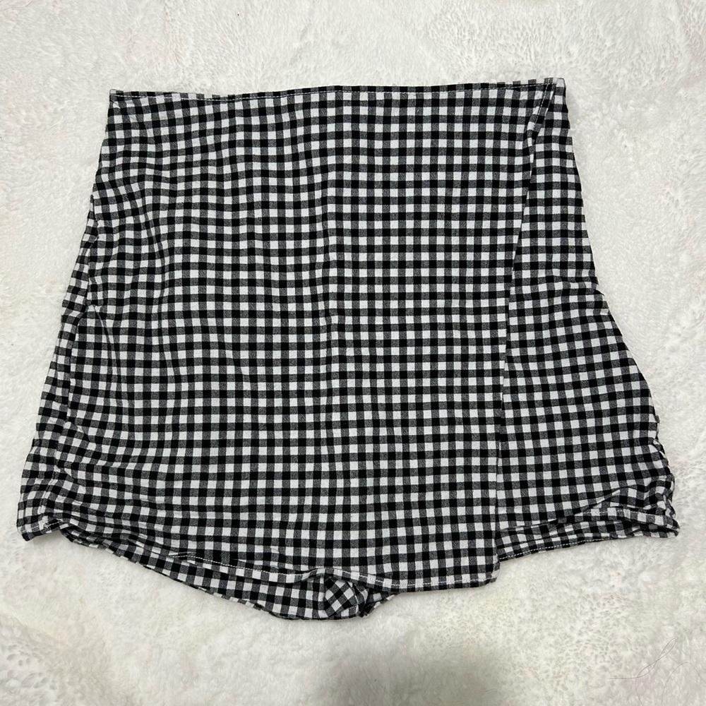 super cute hollister shorts in very good condition with side zipper